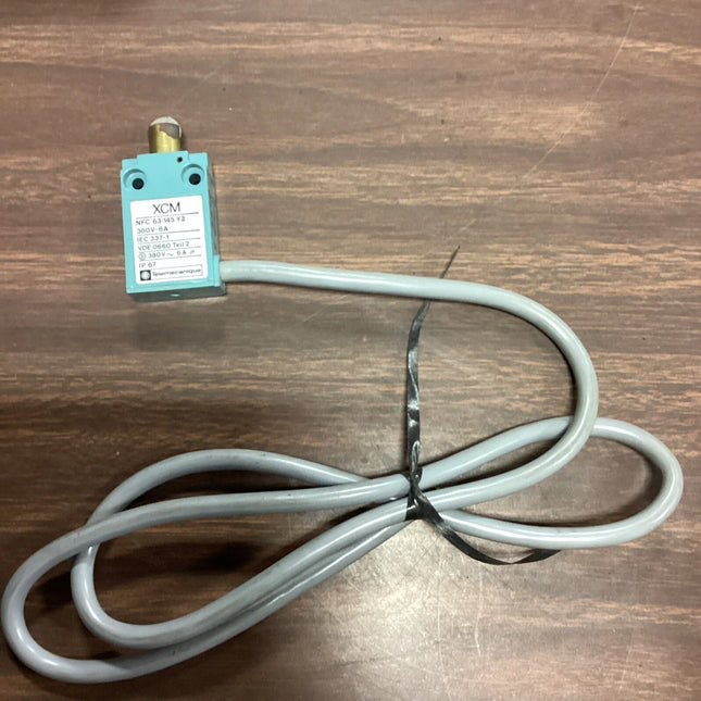 MODEL-LIMIT SWITCH XCMA102 TELEMECNEIQUE